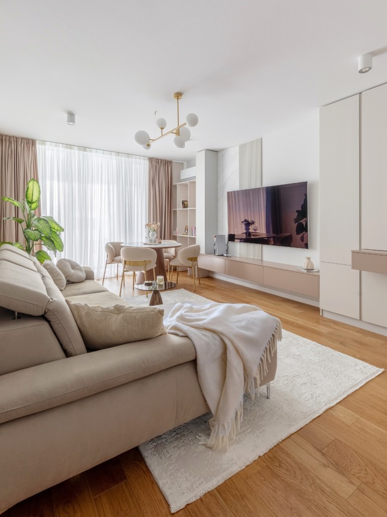 Cum arată un apartament din One Cotroceni Park după investiția de 40.000 de euro în mobilier custom și depozitări ascunse