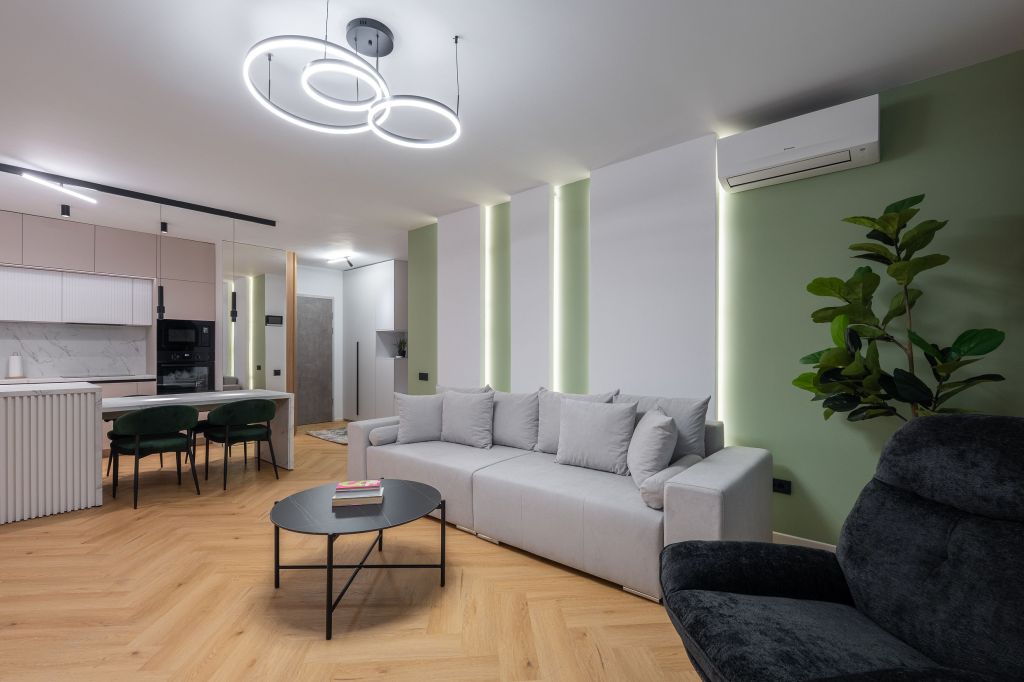 Apartamentul de 55 de metri pătrați a devenit mai spațios datorită contrastului de culori - FOTO: Vlad Nistor Photography 