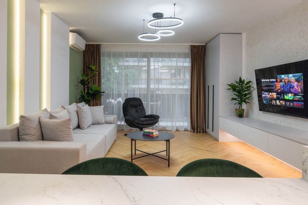 Apartamentul de 55 de metri pătrați a devenit mai spațios datorită contrastului de culori - FOTO: Vlad Nistor Photography 