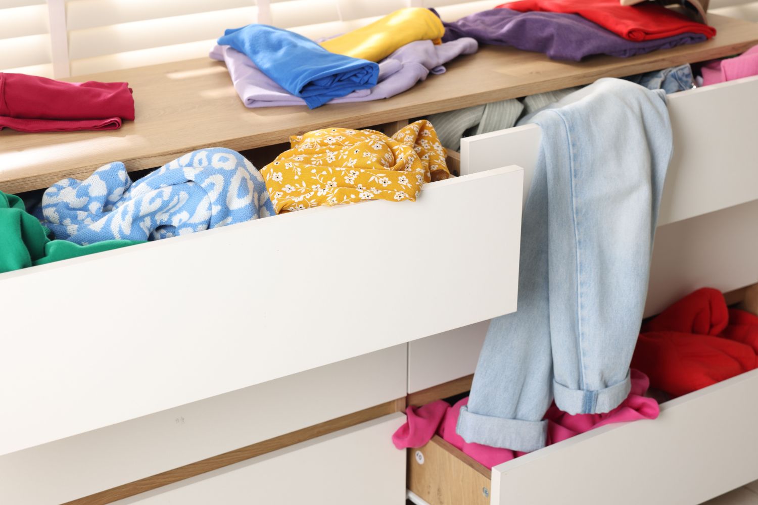 cum scapi de aglomerația din casă sertar burdușit cu haine care dau pe afară