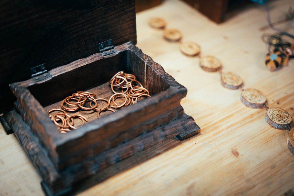 depozitate inele cupru in cutie de lemn 