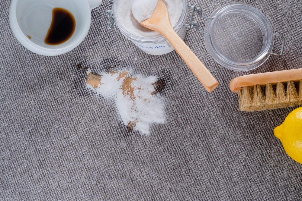 bicarbonat de sodiu peste pete pe covor