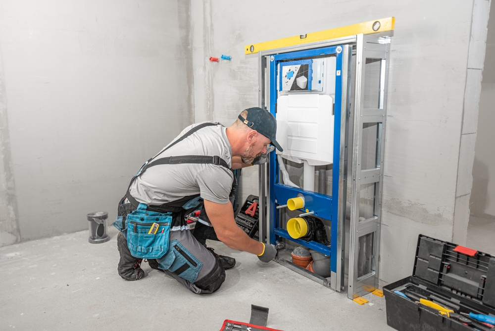 montare toaleta suspendata perete de către instalator 