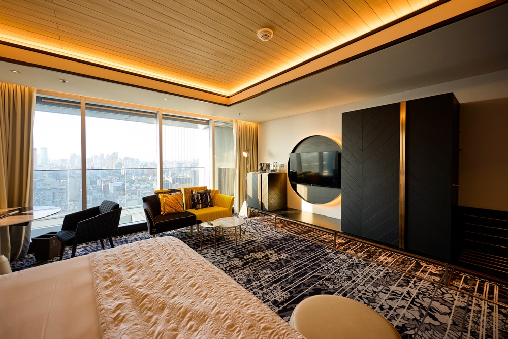 suita hotel modern cu vedere si iluminare ambientala