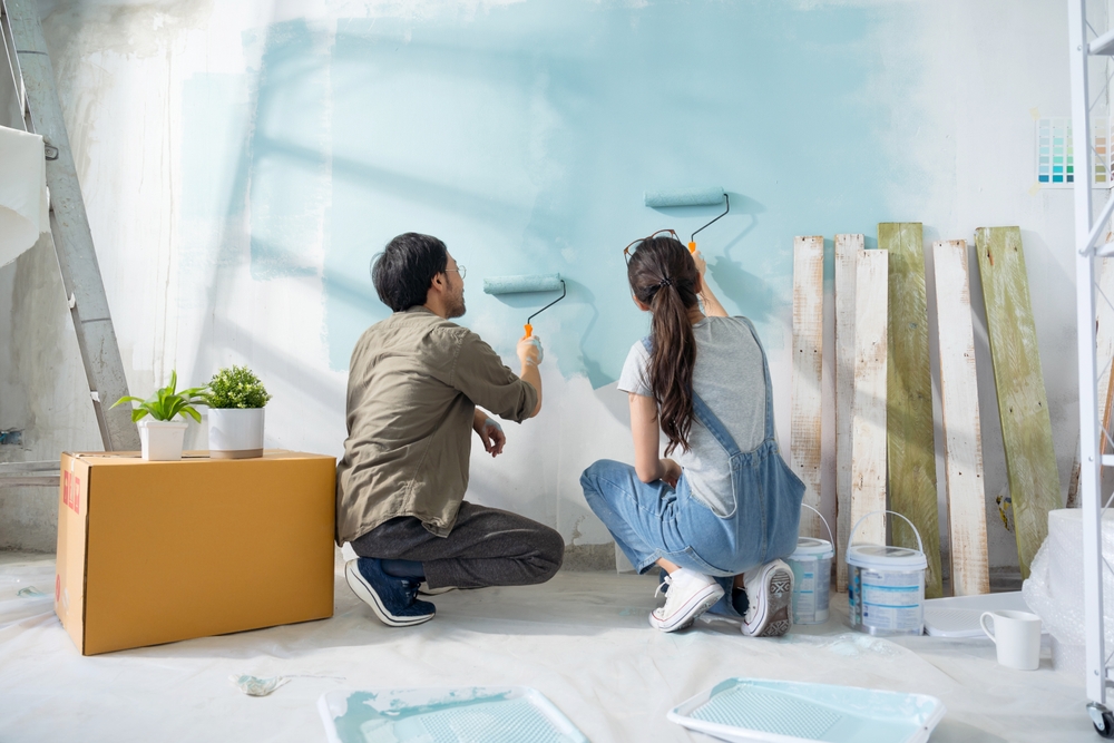 vopsire pereți de către cuplu in locuința închiriată 