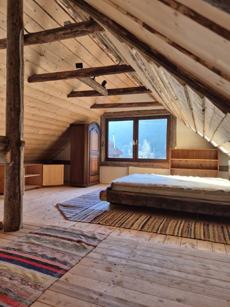 Casa are o suprafață de 84 metri pătrați amprentă la sol