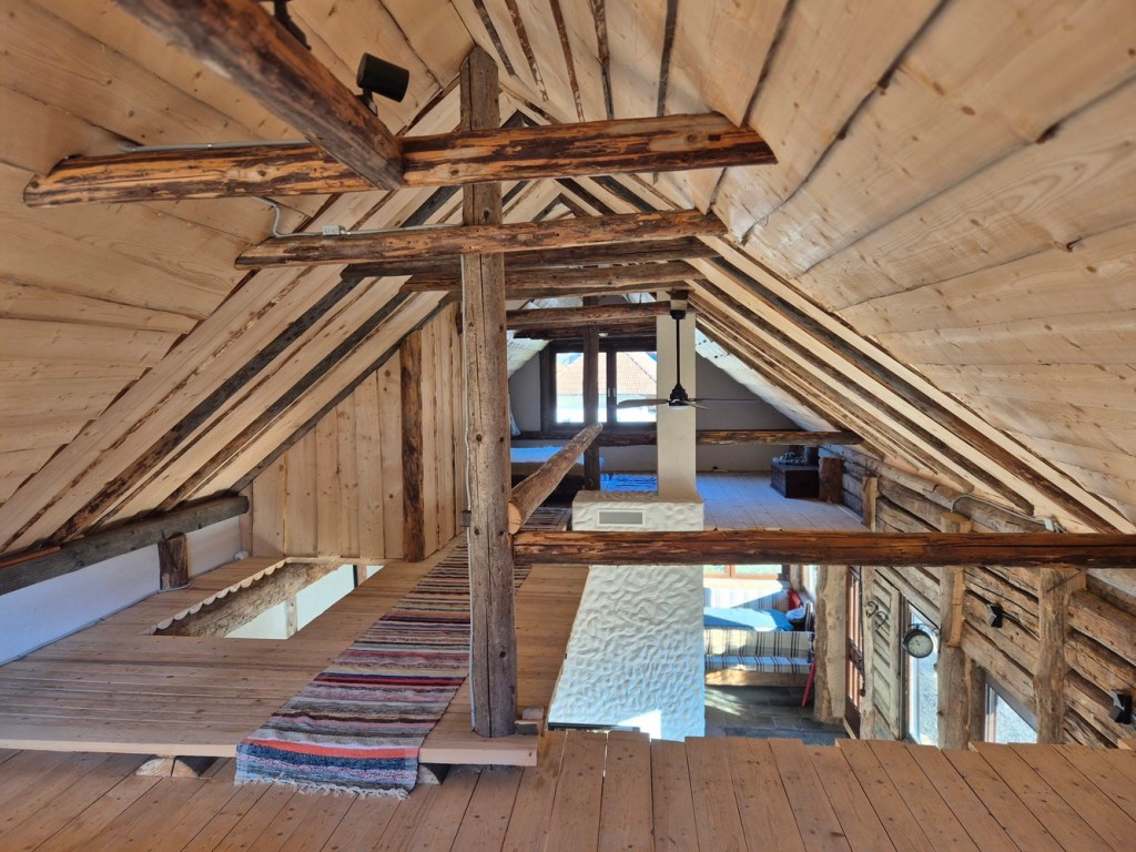 Casa are o suprafață de 84 metri pătrați amprentă la sol