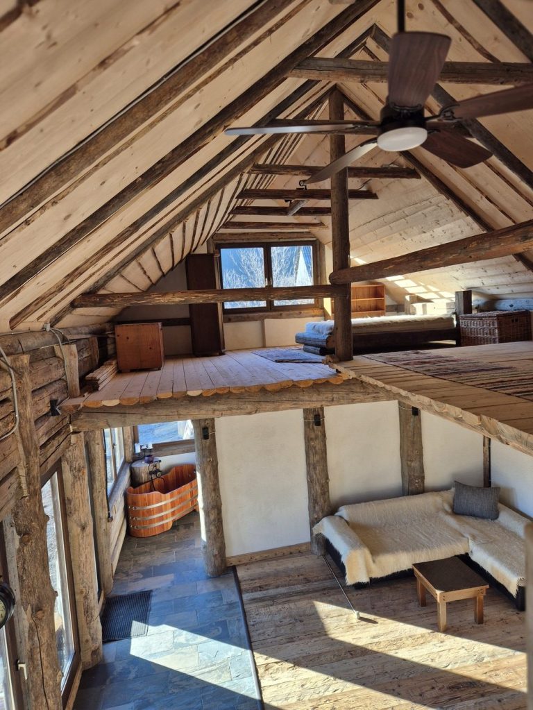  Dușumeaua din living este făcută din grinzi vechi recuperate din șuri vechi demolate