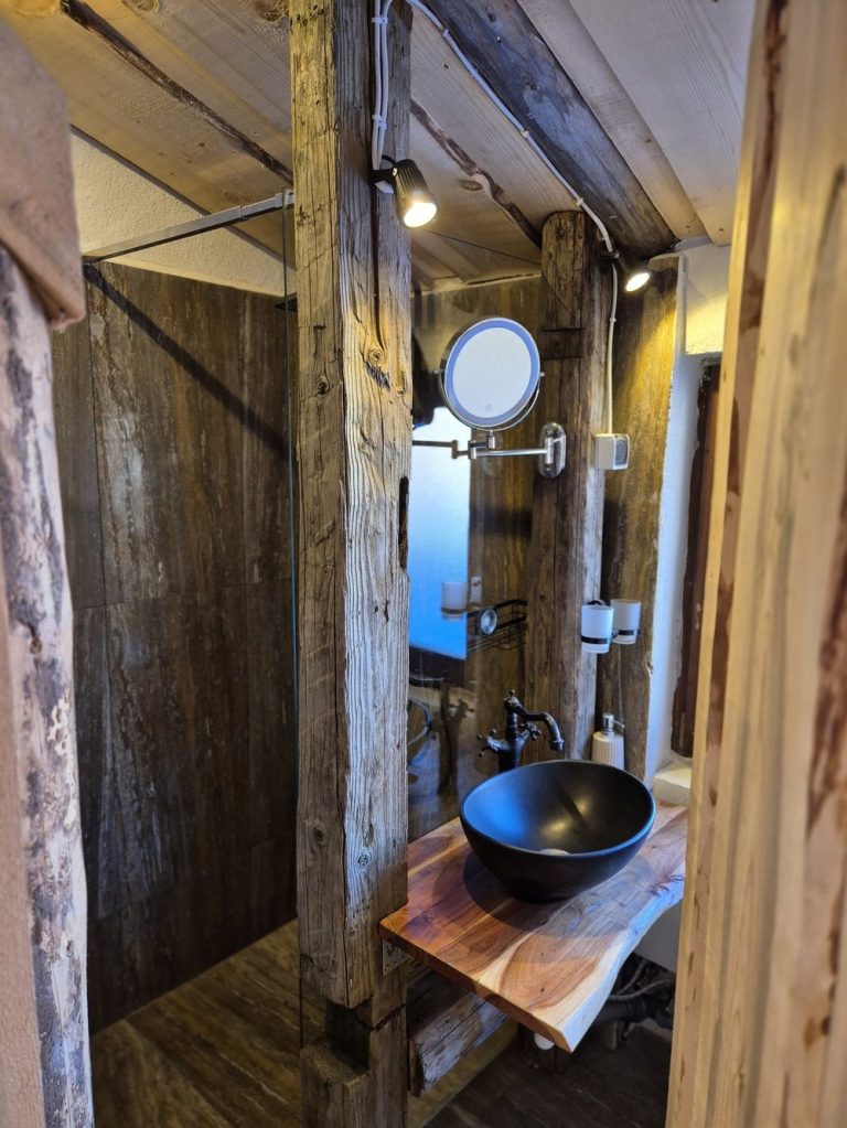 Baia de la etaj a fost una dintre provocările proiectului. Este amplasată pe buștenii care leagă cele două dormitoare