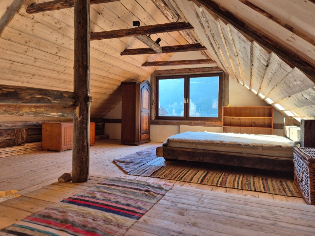 Casa are o suprafață de 84 metri pătrați amprentă la sol