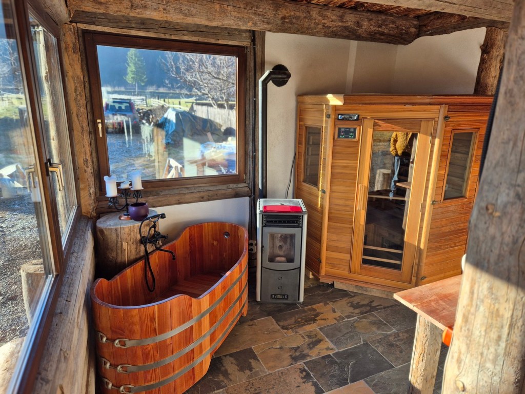 La parter există și o baie de 21 de metri pătrați, unde a ținut să aibă neapărat o cabină de duș, un fel de grotă