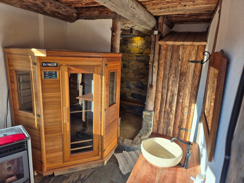 La parter există și o baie de 21 de metri pătrați, unde a ținut să aibă neapărat o cabină de duș, un fel de grotă