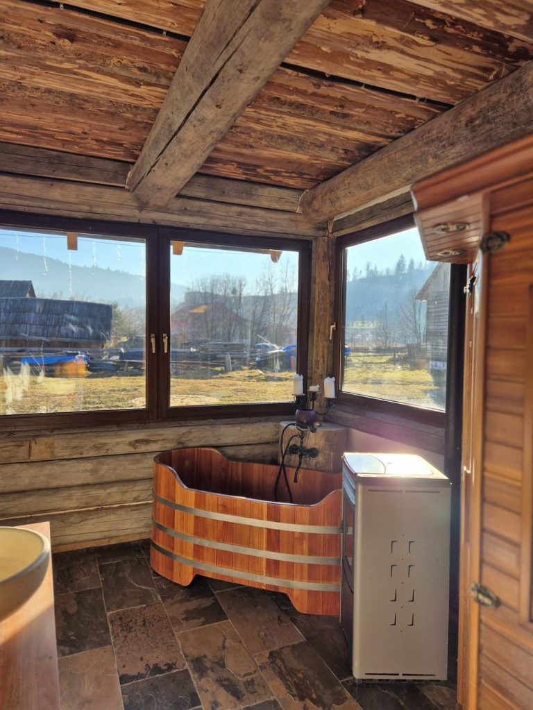 La parter există și o baie de 21 de metri pătrați, unde a ținut să aibă neapărat o cabină de duș, un fel de grotă