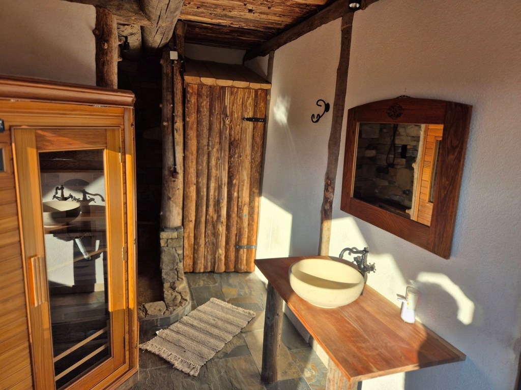 La parter există și o baie de 21 de metri pătrați, unde a ținut să aibă neapărat o cabină de duș, un fel de grotă