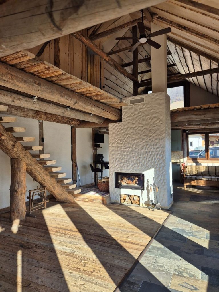  Dușumeaua din living este făcută din grinzi vechi recuperate din șuri vechi demolate