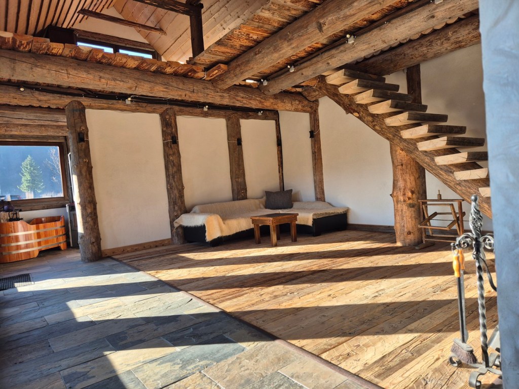  Dușumeaua din living este făcută din grinzi vechi recuperate din șuri vechi demolate