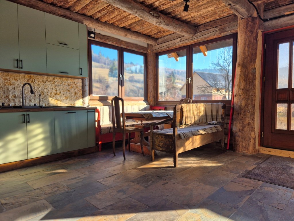 „Pata de culoare”, după cum subliniază bărbatul, este bucătăria simplă, dar funcțională