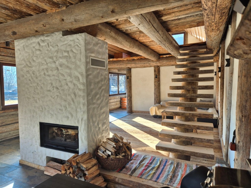 Casa are o suprafață de 84 metri pătrați amprentă la sol