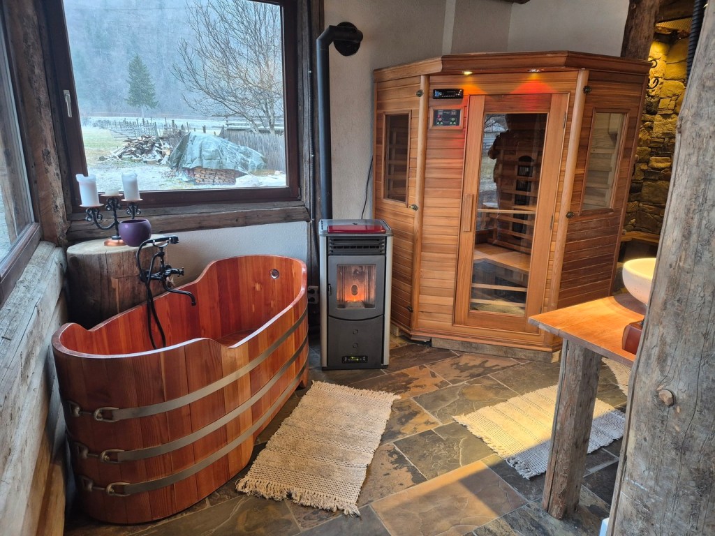 La parter există și o baie de 21 de metri pătrați, unde a ținut să aibă neapărat o cabină de duș, un fel de grotă