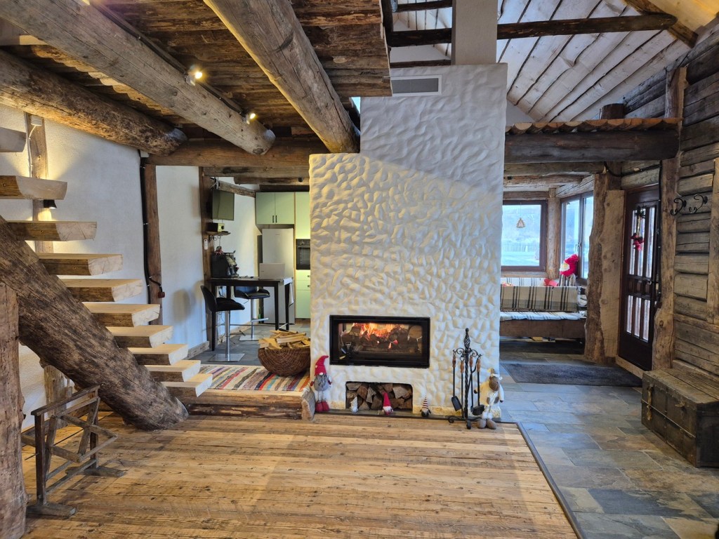 Casa are o suprafață de 84 metri pătrați amprentă la sol