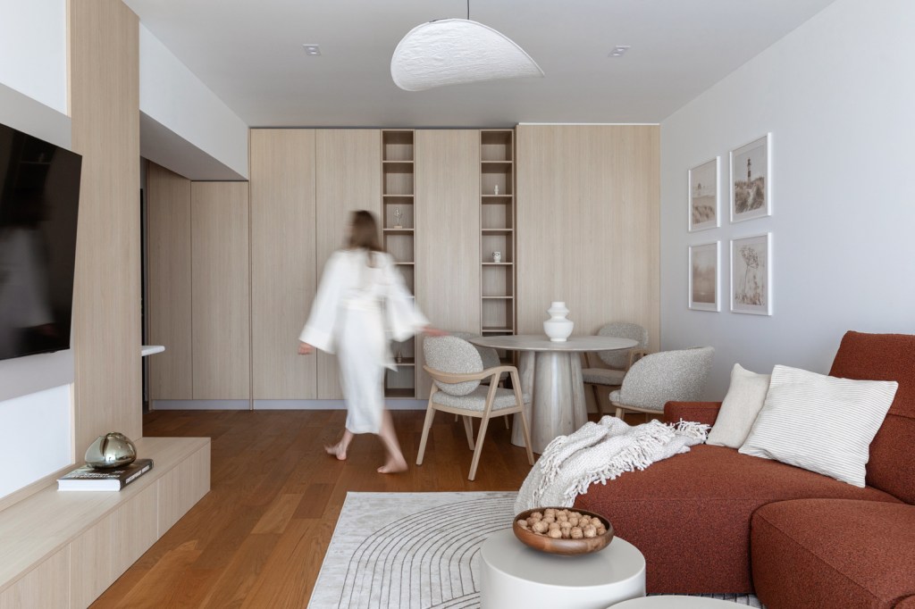 Canapeaua, formată din trei module, a fost și cel mai scump element din decor. FOTO: Sabin Prodan