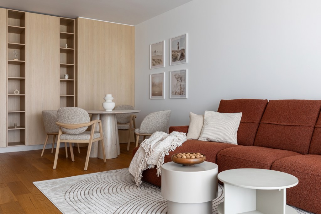 Canapeaua, formată din trei module, a fost și cel mai scump element din decor. FOTO: Sabin Prodan