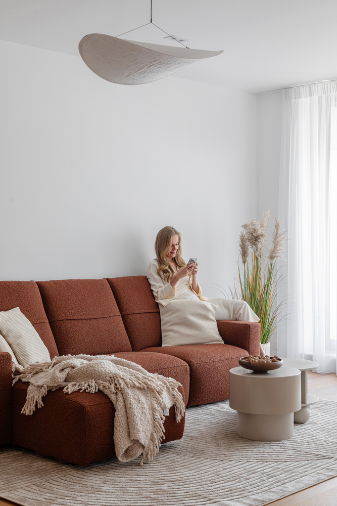 Canapeaua, formată din trei module, a fost și cel mai scump element din decor. FOTO: Sabin Prodan