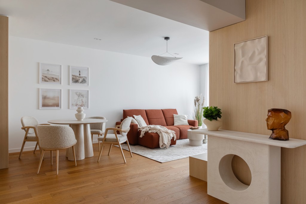 Arhitecta a propus un concept minimalist, cu influențe japoneze, gândit special pentru un apartament destinat închirierii. FOTO: Sabin Prodan