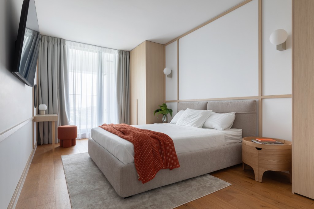 Dormitorul matrimonial, în culori neutre, cu accent de culoarea portocaliu. FOTO: Sabin Prodan