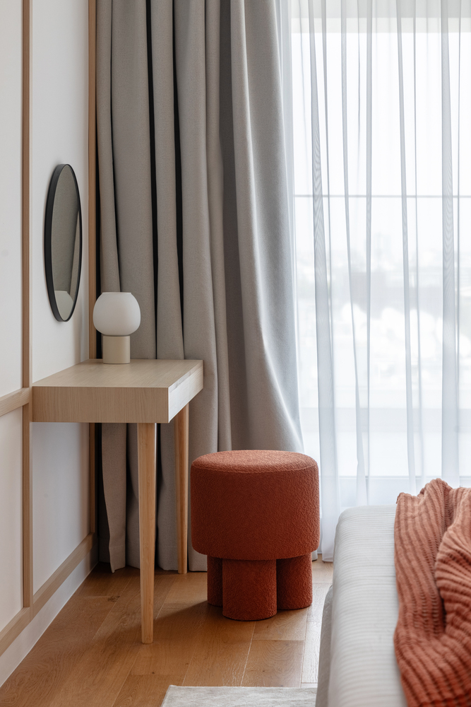 Dormitorul matrimonial, în culori neutre, cu accent de culoarea portocaliu. FOTO: Sabin Prodan