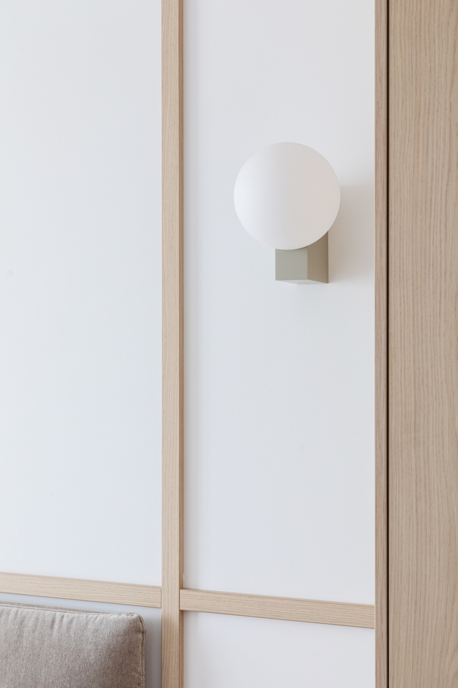 Dormitorul matrimonial, în culori neutre, cu accent de culoarea portocaliu. FOTO: Sabin Prodan