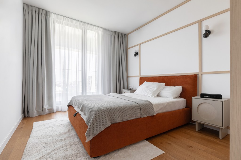 Dormitorul de oaspeți respectă aceeași cromatică a spațiului. FOTO: Sabin Prodan