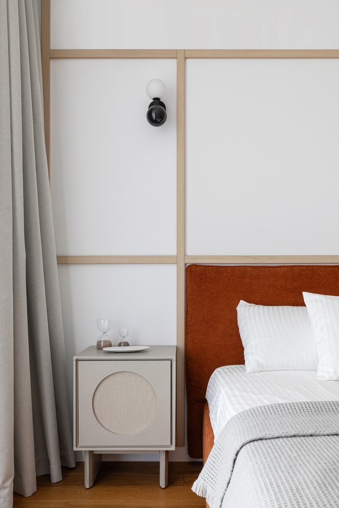 Dormitorul de oaspeți respectă aceeași cromatică a spațiului. FOTO: Sabin Prodan