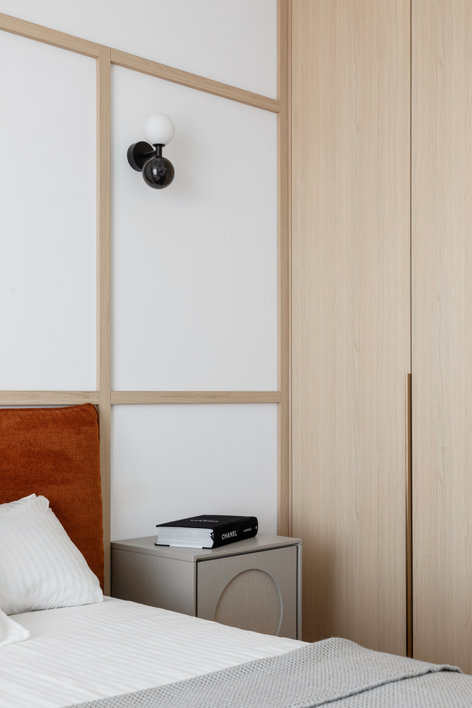 Dormitorul de oaspeți respectă aceeași cromatică a spațiului. FOTO: Sabin Prodan