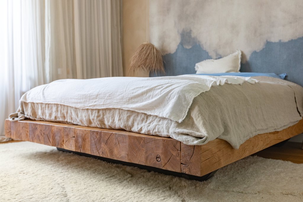 Patul plutește printre nori în dormitorul unui apartament din Pipera, într-un decor inspirat de vacanțe