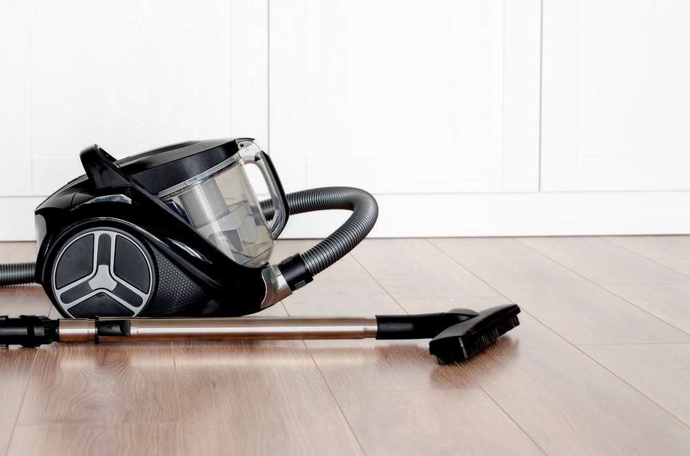 aspirator care nu mai functioneaza lăsat pe podea