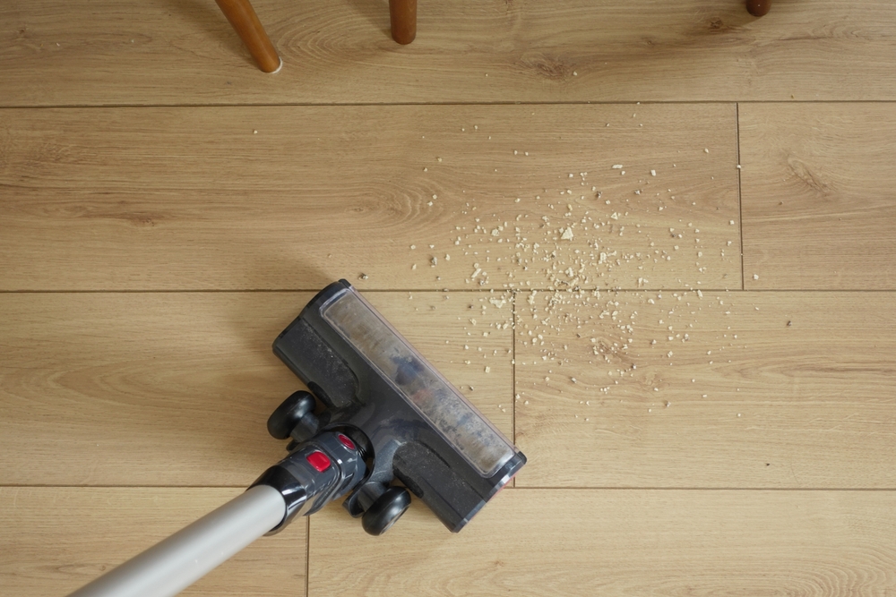 aspirare pardoseala de resturi și murdărie 