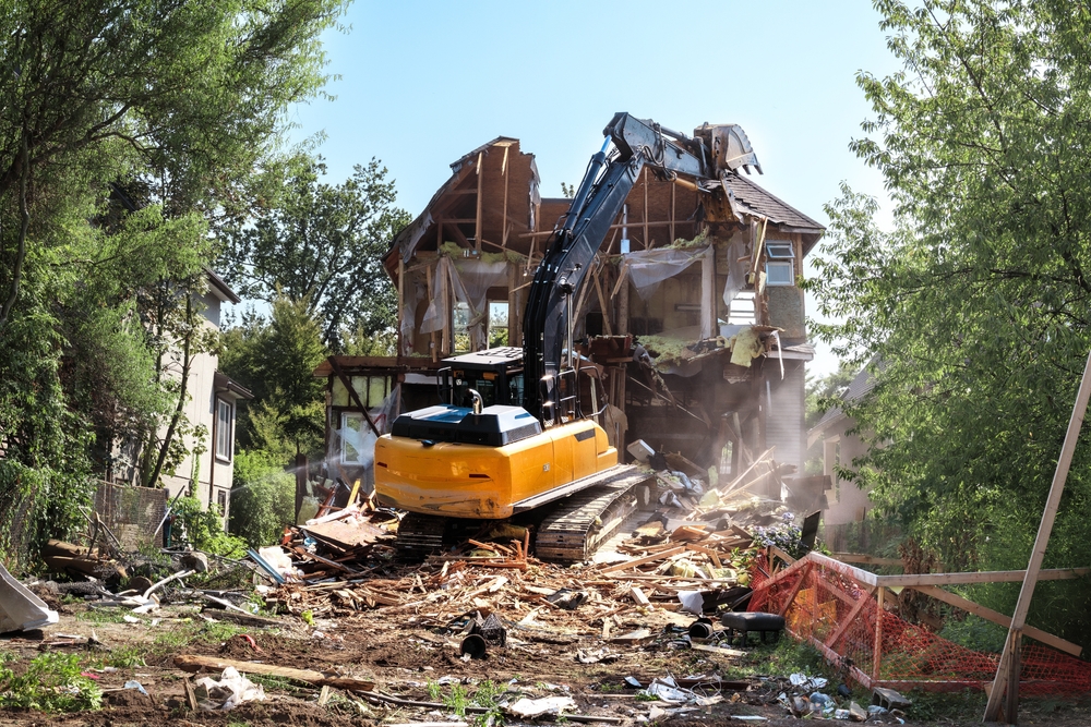 demolare casa veche cu excavator autorizație demolare