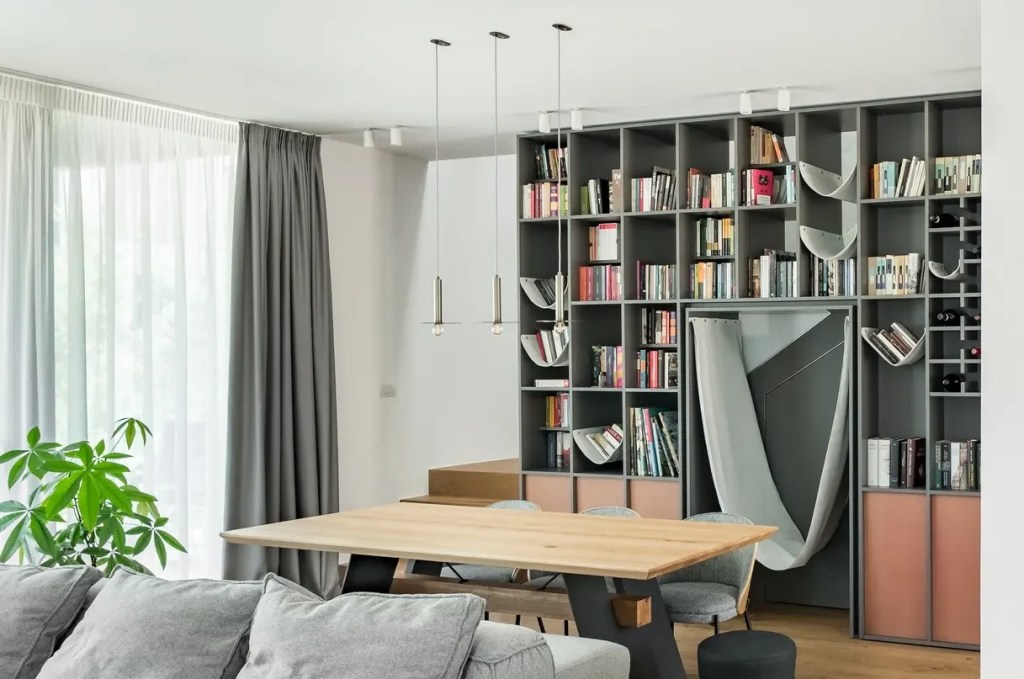idei amenajare biblioteca in living in spatele canapelei cu hamac integrat in corpul bibliotecii