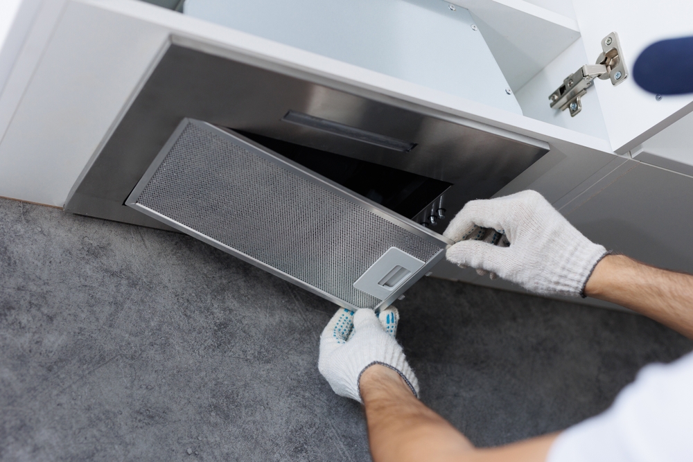 reparație hota bucătărie de către specialist pentru a nu mai lasă aerul rece sa intre in casa