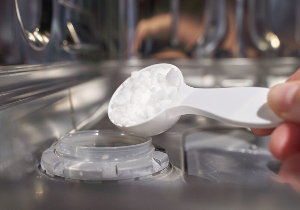 sare pusă in recipient mașina de spălat vase