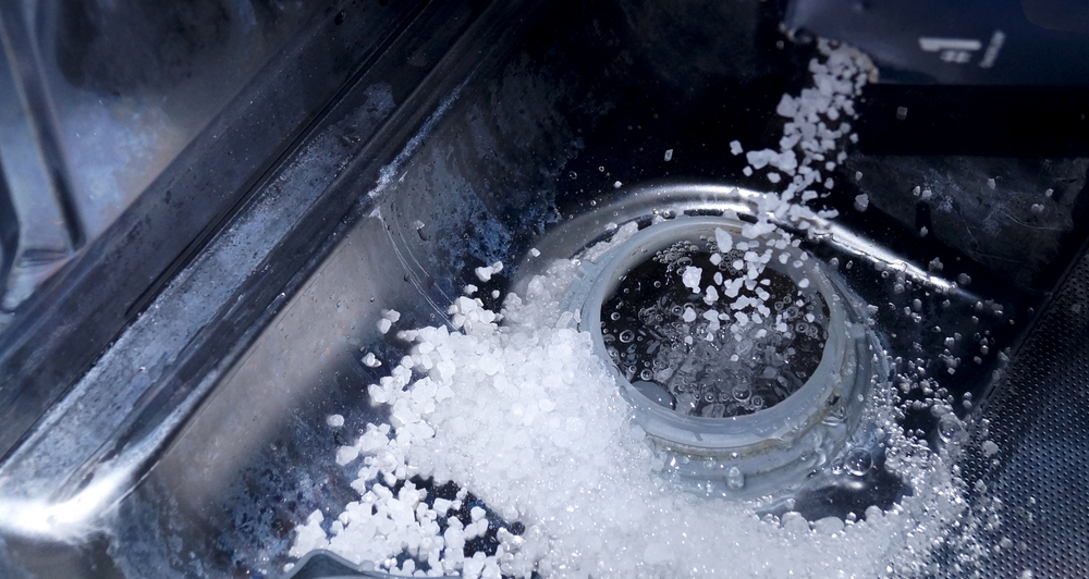 sare pusă in mașina de spălat vase in recipient dedicat 