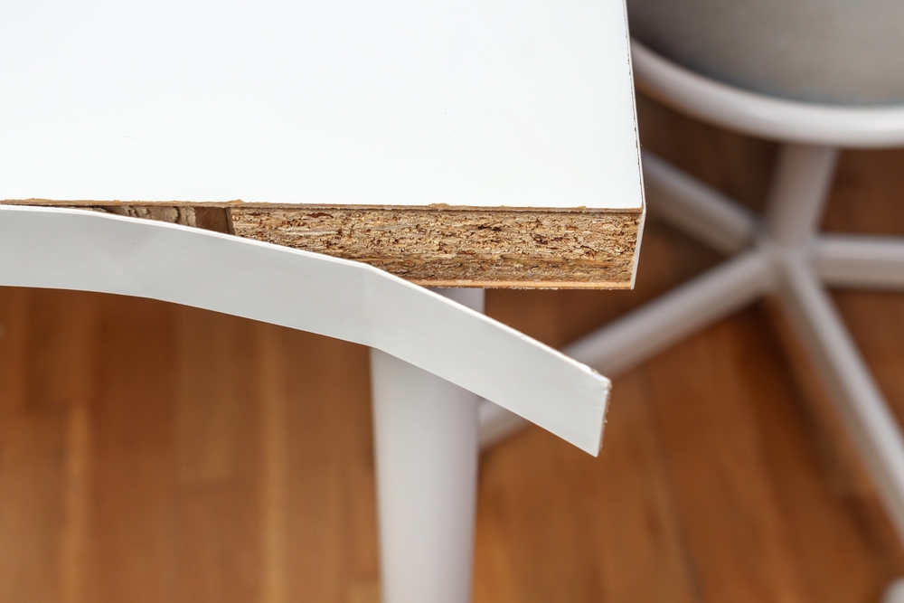 mobila stricată birou alb calitate slabă