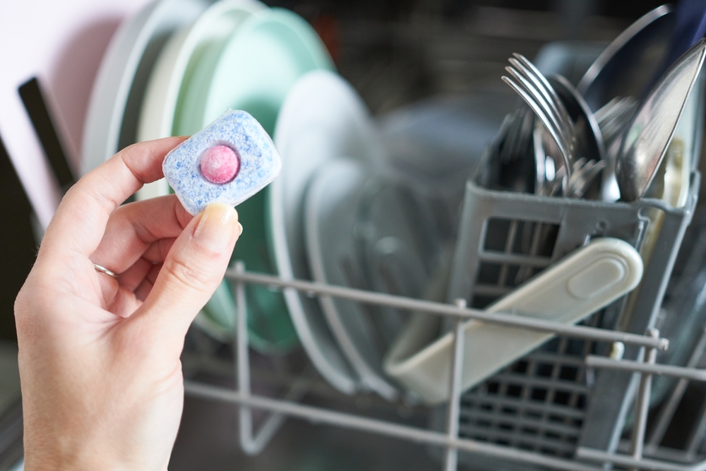 tableta mașina de spălat vase înainte de ciclu de spălare al veselei