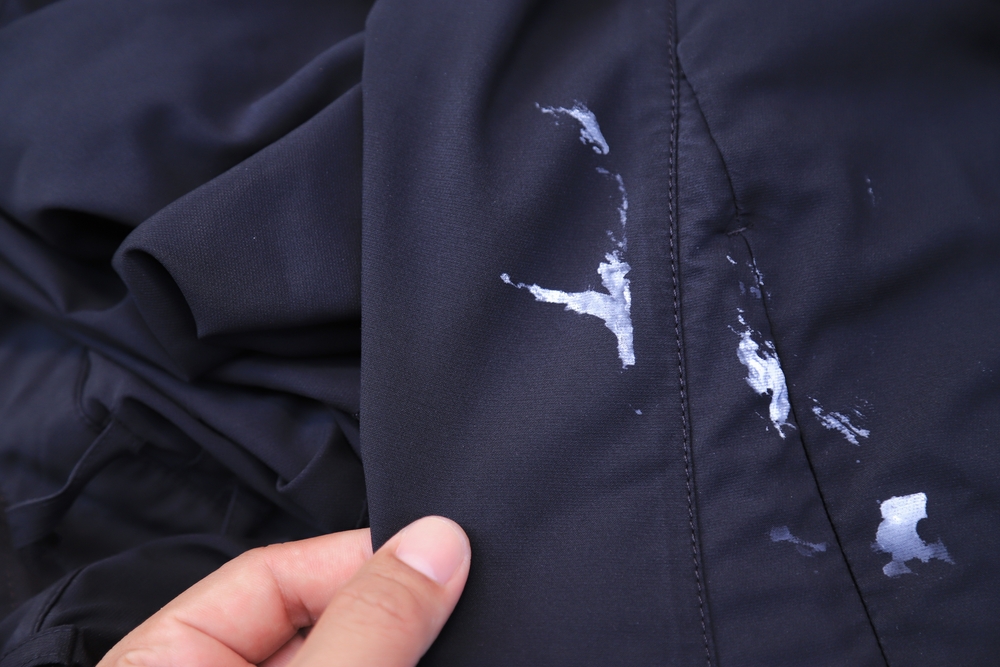 urme albe detergent haine din mașina de spălat