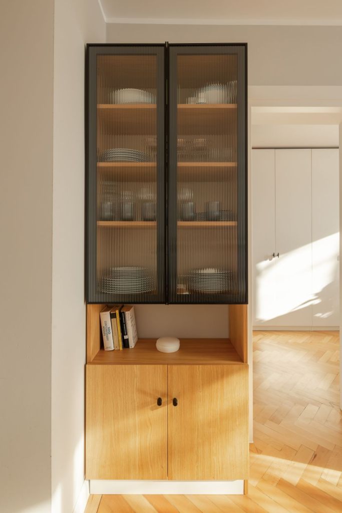 amenajare living cu bufet cu usi din sticla sablata