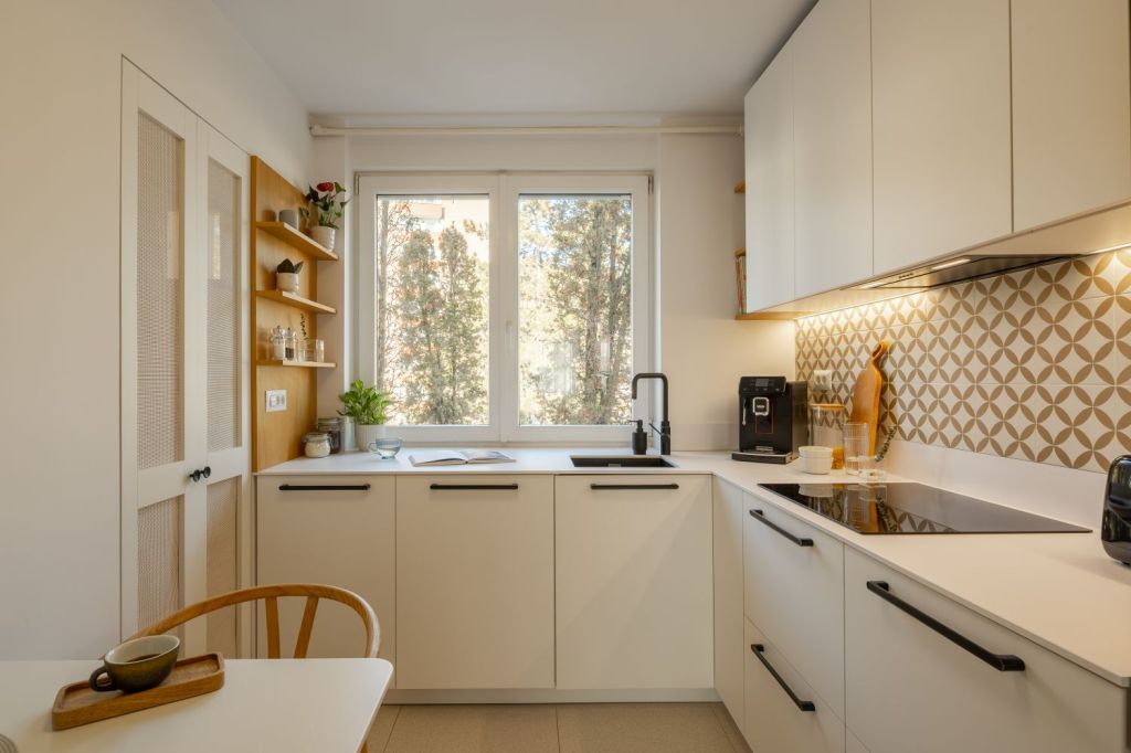 amenajare bucatarie cu alb si furnir de stejar corpuri de depozitare in forma de L si masa cu doua scaune