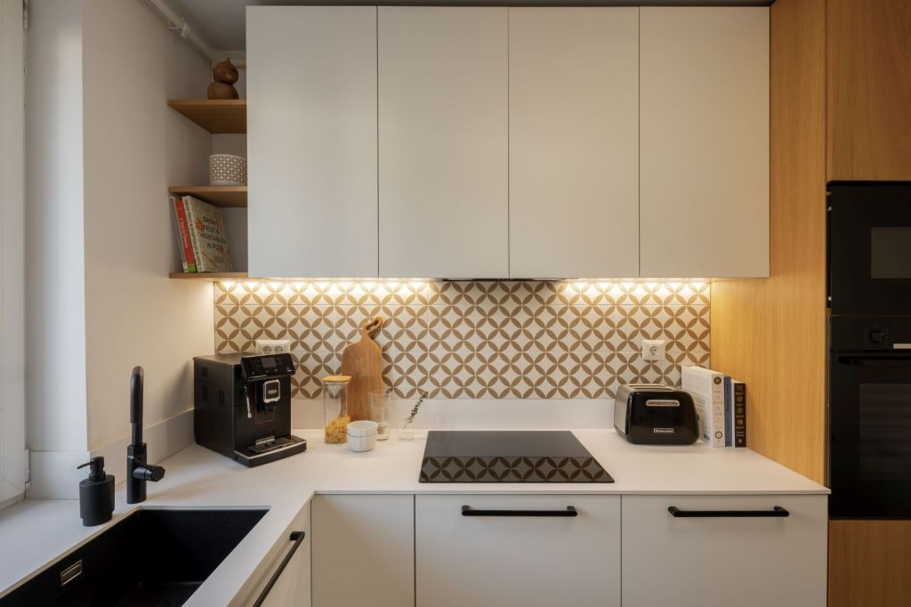 amenajare bucatarie cu alb si furnir de stejar corpuri de depozitare in forma de L si masa cu doua scaune