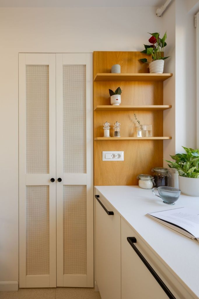 amenajare bucatarie cu alb si furnir de stejar corpuri de depozitare in forma de L si masa cu doua scaune