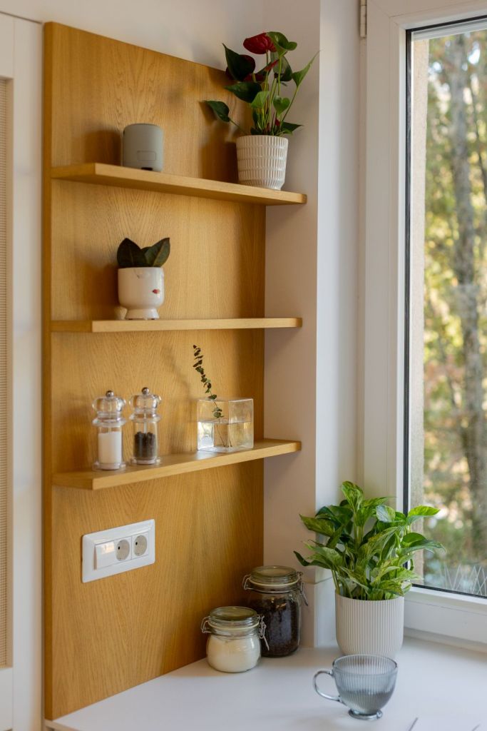 amenajare bucatarie cu alb si furnir de stejar corpuri de depozitare in forma de L si masa cu doua scaune